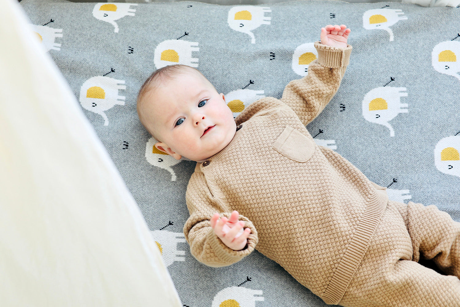 Conjunto de manta y arrullo para bebé de punto jacquard con diseño de elefante (orgánico)