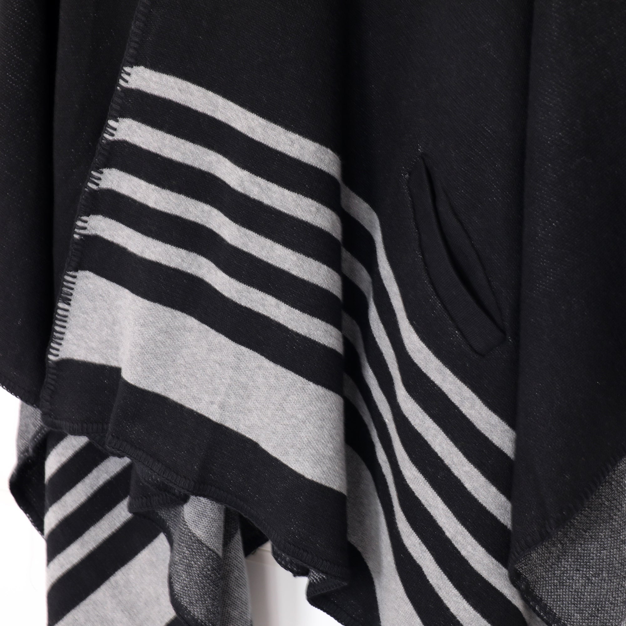 Viverano Gaia Eco-Chic Jacquard Knit Women's Travel Blanket Wrap - Stripe Border (Organic Cotton)