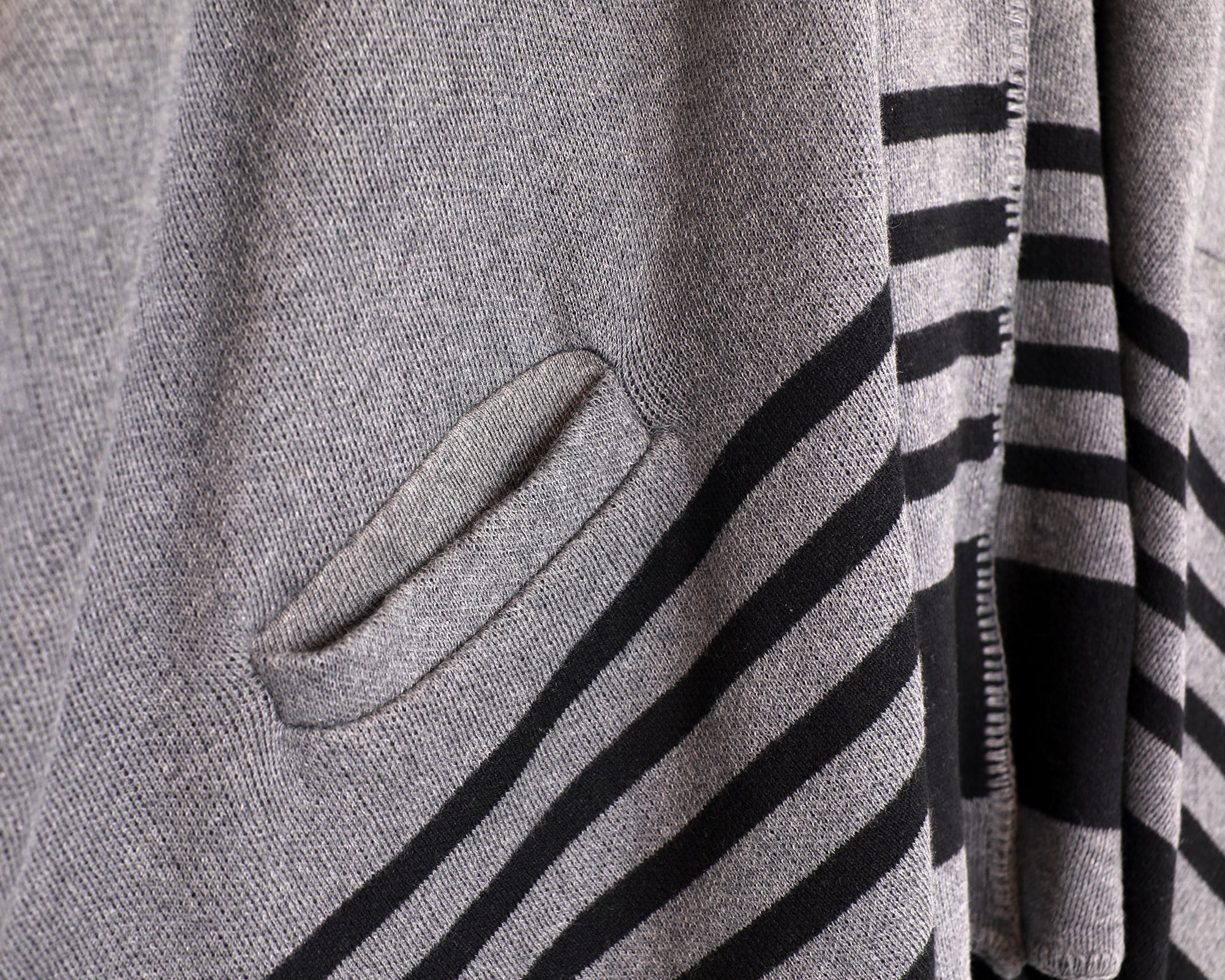 Viverano Gaia Eco-Chic Jacquard Knit Women's Travel Blanket Wrap - Stripe Border (Organic Cotton)