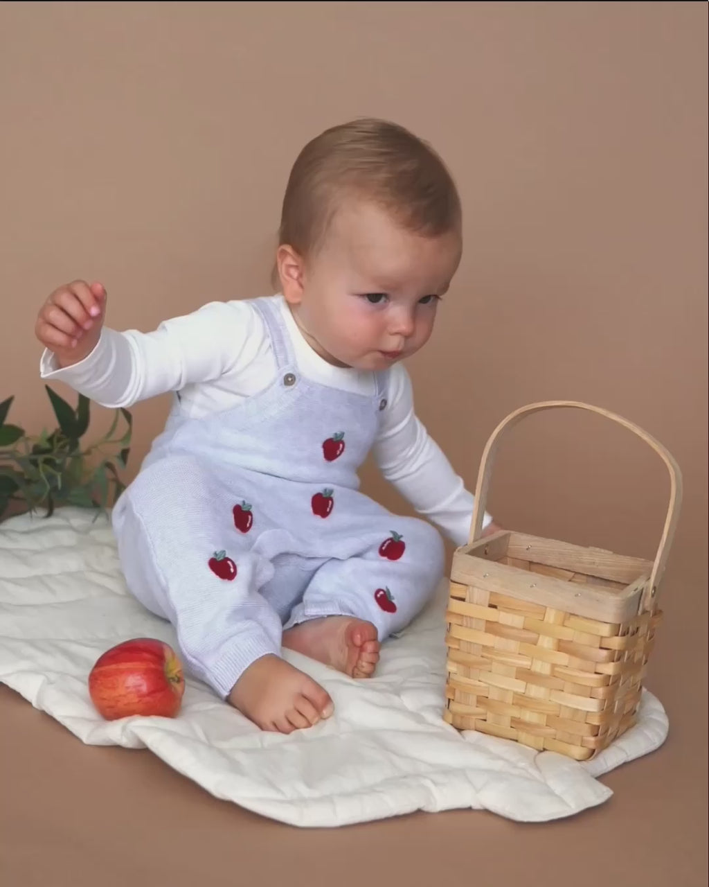 Sweet as an apple, soft as organic cotton. This cute knit baby overall from Viverano is perfect for cozy days and autumn adventures. Made with love in India, sourced from small farmers, and full of fall charm!